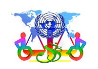 Symbol der UN mit Rollstuhlfahrer*innen und einem Paragraphen Zeichen